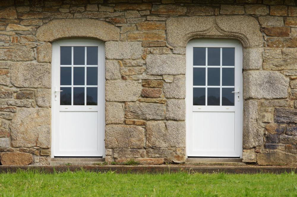 porte pvc mur pierre