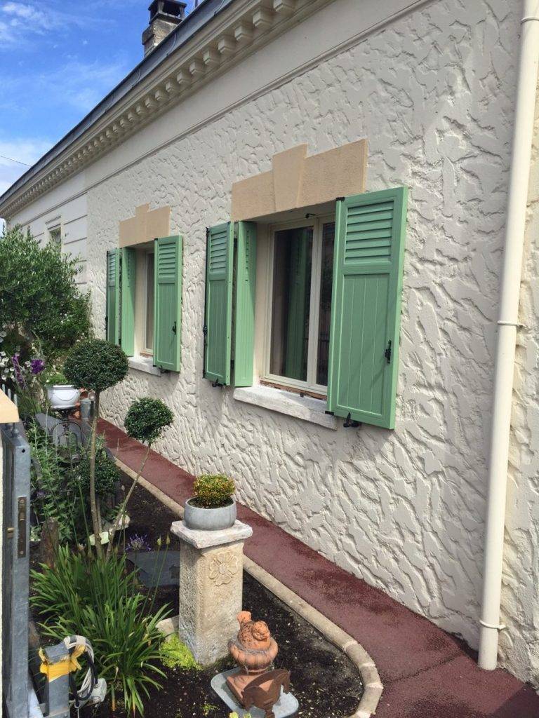 Volets battants verts turquoise