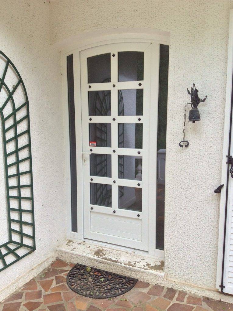 Porte d'entrée blanche