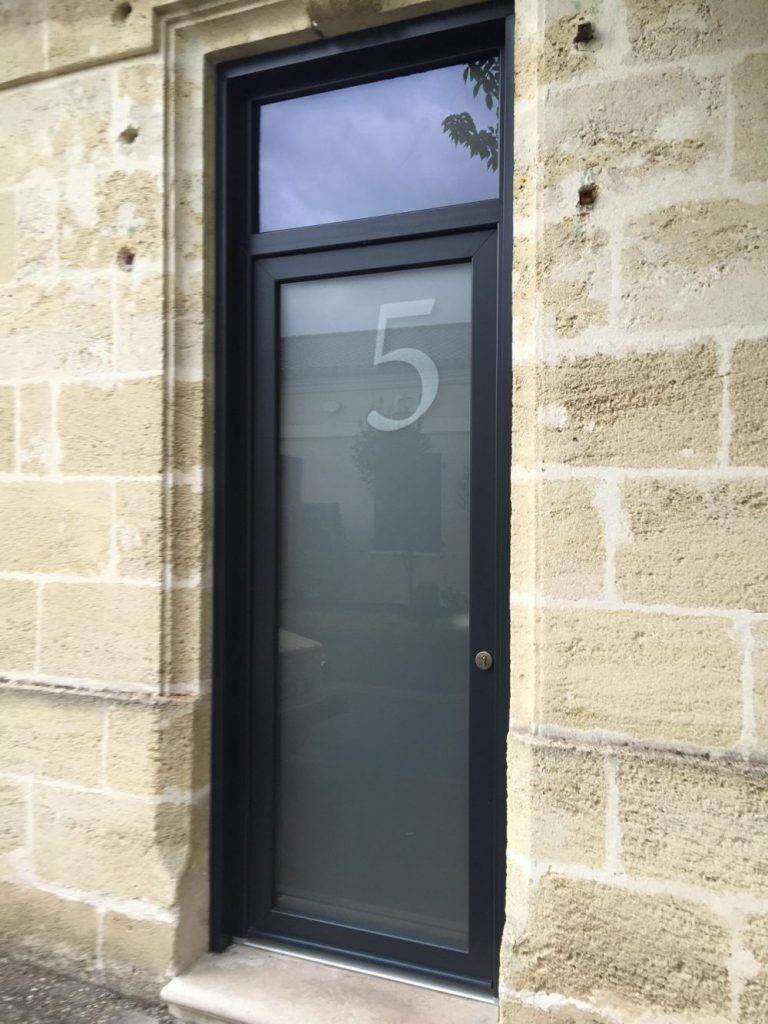 Porte d'entrée noir moderne