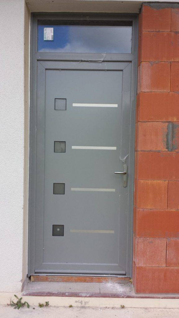 Porte d'entrée moderne noire